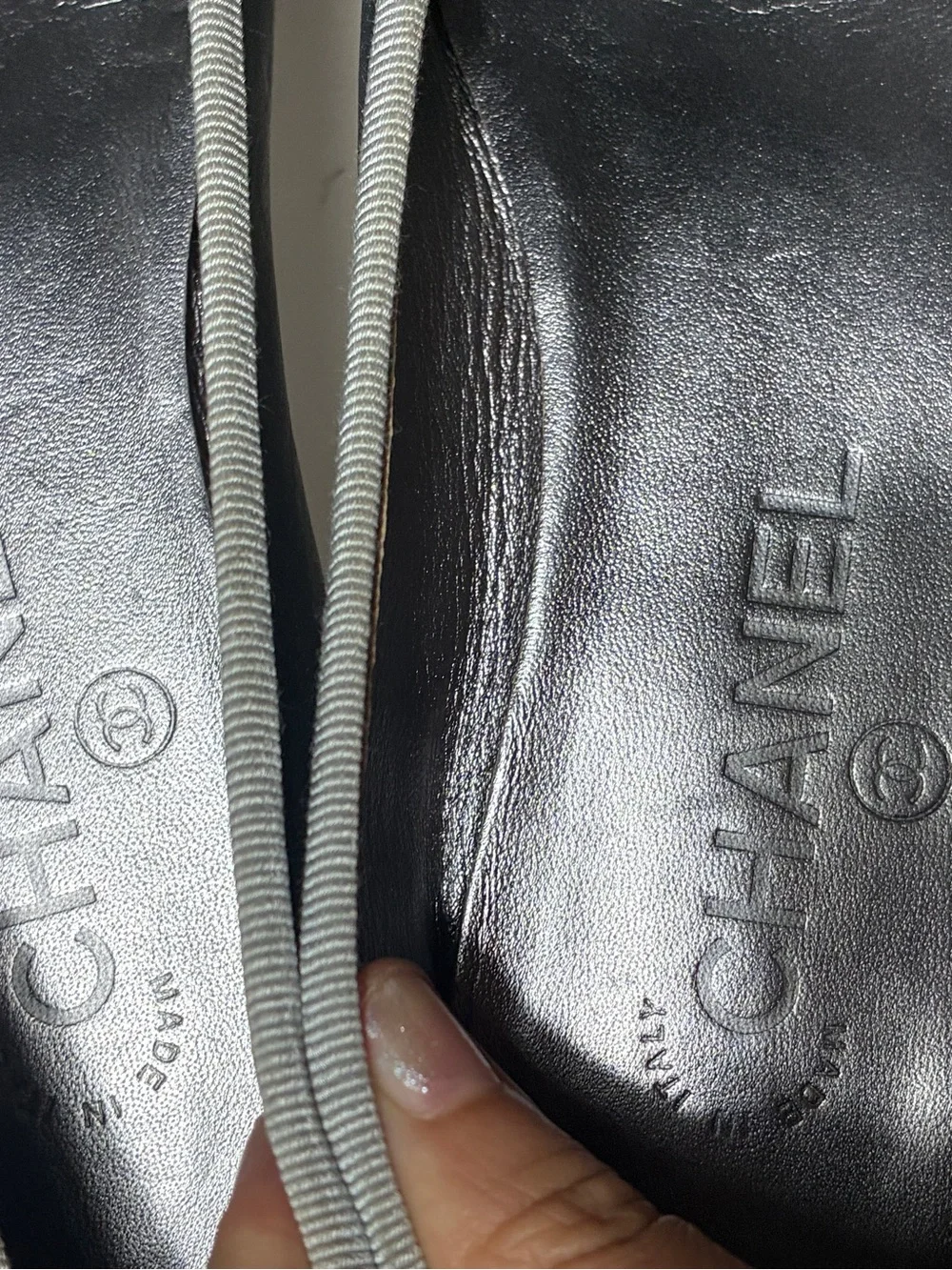 CHANEL Metallic Silver Leather CC Logo Ballet Flats